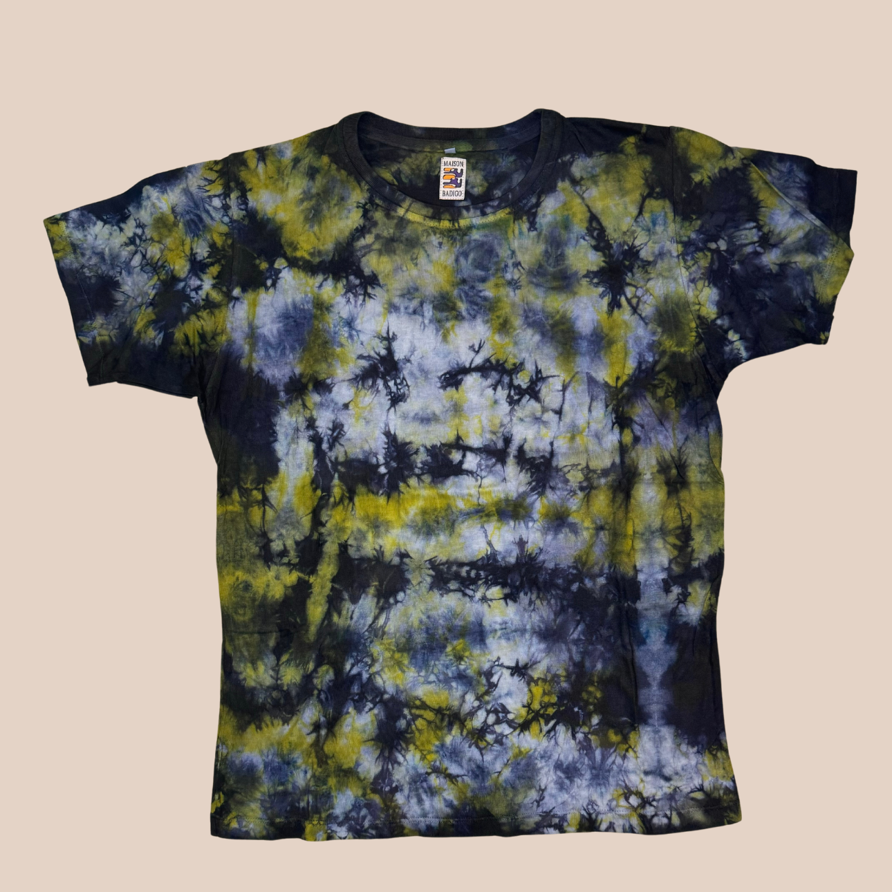 Image du t-shirt Tie and Dye de Maison Badigo, t-shirt en coton organique multicolore unique et tendance