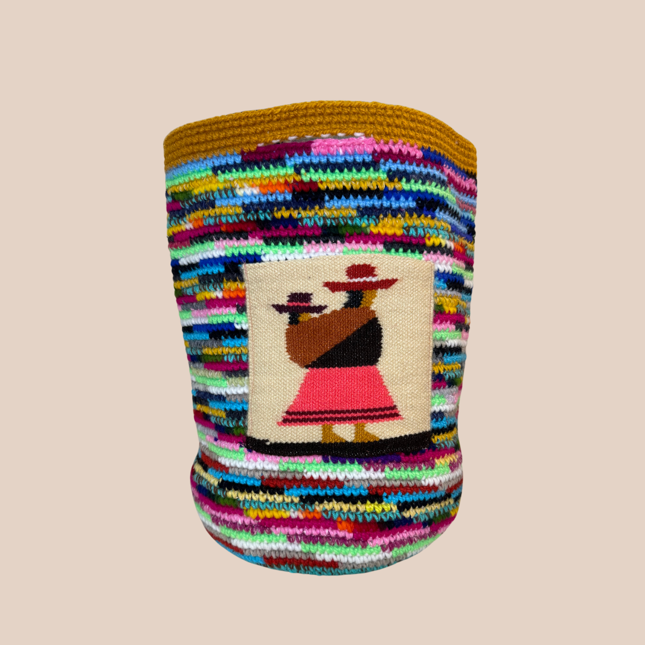 Image du sac aux motifs poupées de Maison Badigo, sac XXL en laine crochetée arborant des couleurs vives et audacieuses
