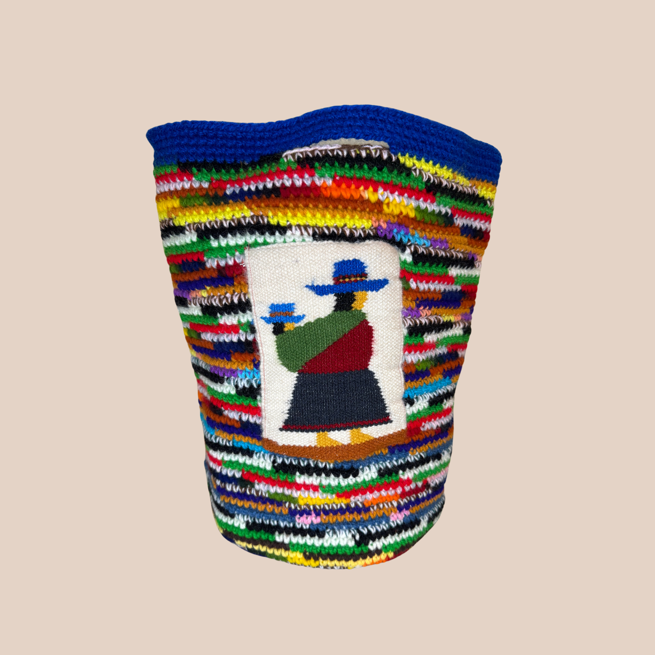 Image du sac aux motifs poupées de Maison Badigo, sac XXL en laine crochetée arborant des couleurs vives et audacieuses