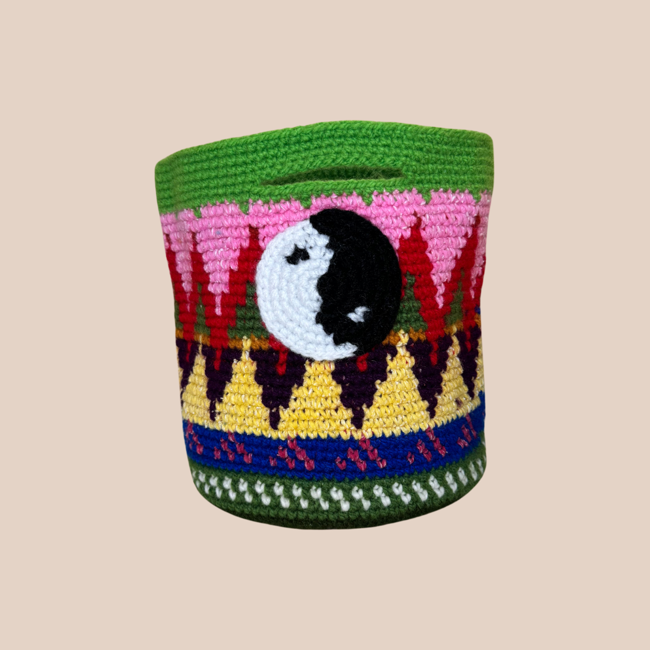  Image du sac motifs yin yang de Maison Badigo, sac en laine crocheté multicolore unique et tendance