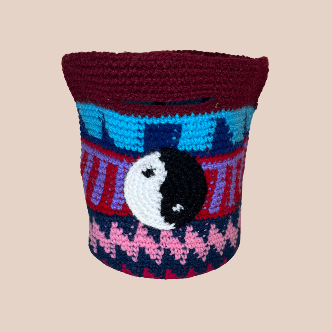 Image du sac motifs yin yang de Maison Badigo, sac en laine crocheté multicolore unique et tendance