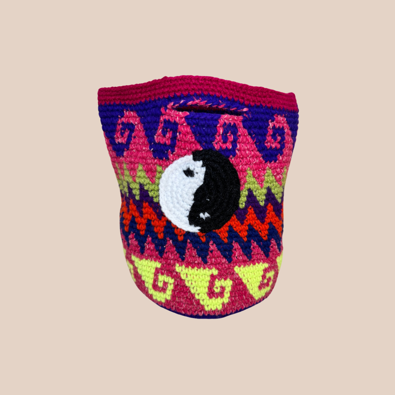  Image du sac motifs yin yang de Maison Badigo, sac en laine crocheté multicolore unique et tendance