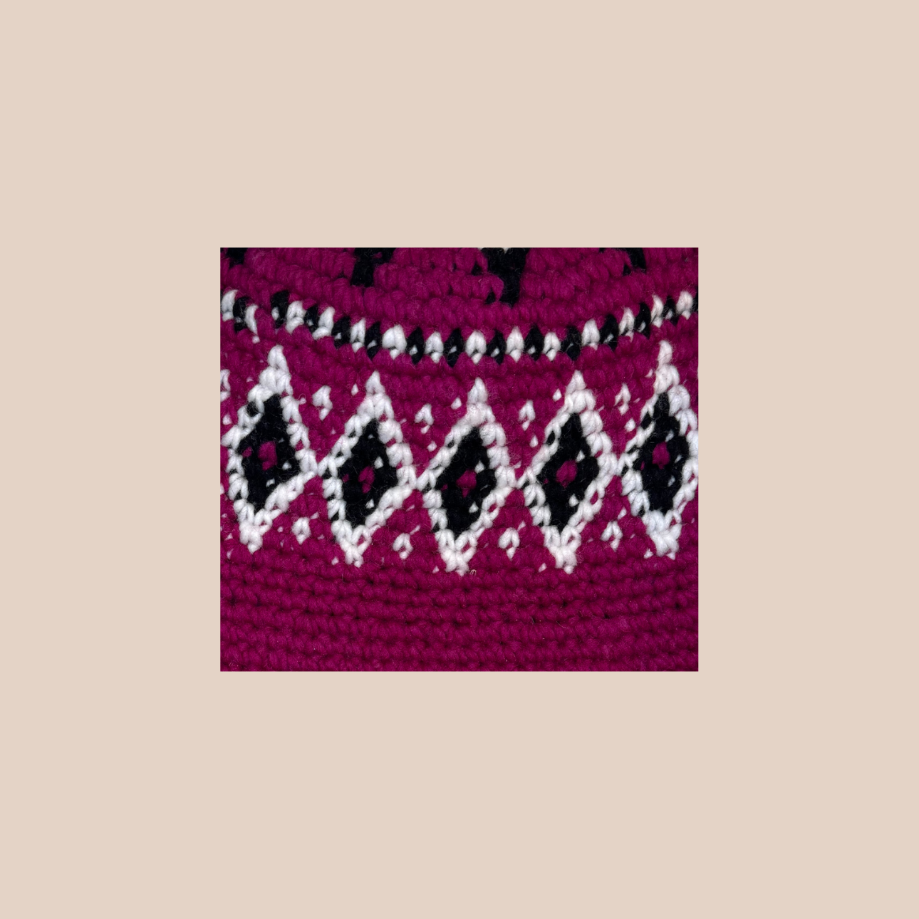 Image zoomée d'un bucket hat crocheté en laine et acrylique, arborant des couleurs vives et audacieuses
