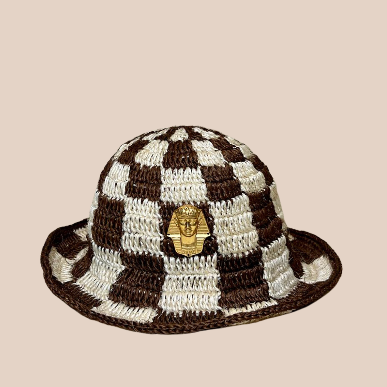 Image d'un bucket hat PYRAMIDE de Maion Badigo, un bucket hat (bob) a motif damier en fibre naturelle de cactus, pièce en bronze pharaon 