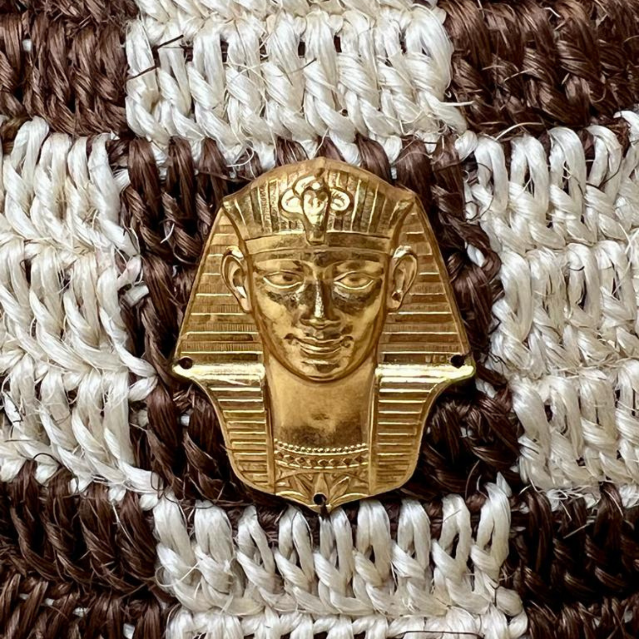 Imge zoomée de la pièce de bronze pharaon du bucket hat PYRAMIDE de Maison Badigo, un bucket hat (bob) damier fabriqué en fibre de cactus naturelle